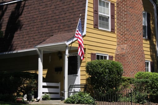 Colonial Towne Apartment with Flag
