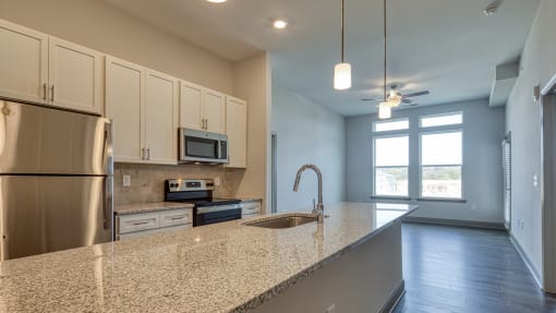 Kitchen decorat The View at Blue Ridge Commons Apartments, Roanoke, VA