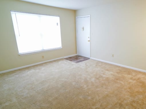 Wythe Creek Apartments Vacant Living Room