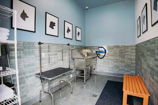 A room with a bench, a table, and a sink.