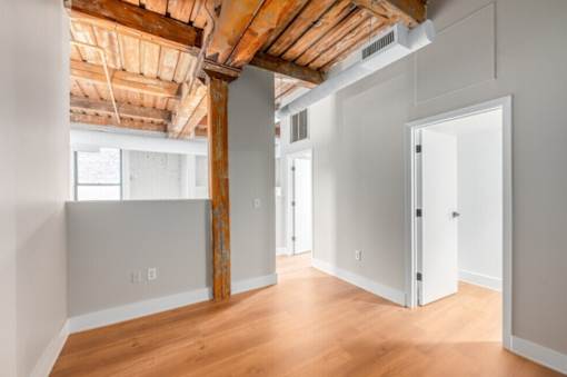Room with white walls at Shorehaus Lofts Apartments, Ohio