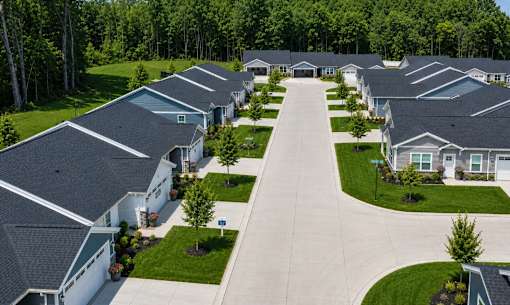 A row of houses with a driveway in the middle.