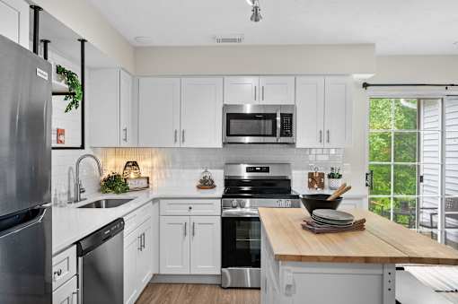 Modern kitchen at Concord Place Apartments, Ohio, 44060