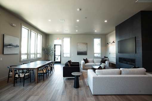 Living Area With TV at Eastpark Apartment Homes, Oregon, 97301