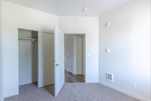 A room with a carpeted floor and white walls at Silverplace Apartment Homes, Oregon