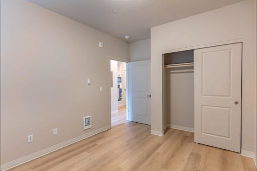 A room with a white door and a wooden floor at Woodburn Place Apartment Homes, Oregon