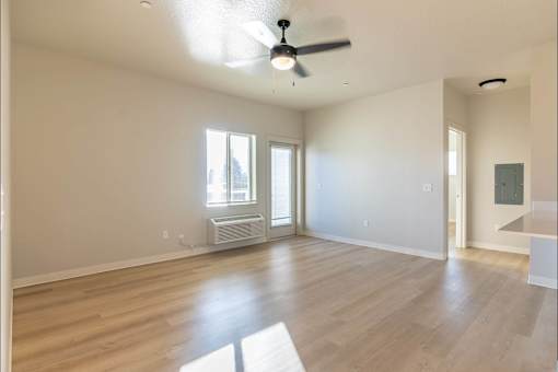 A room with a ceiling fan and a window with blinds at Woodburn Place Apartment Homes, Woodburn, OR, 97071