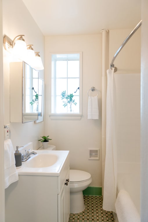 2nd bathroom with vintage tile and shower/bathtub combo