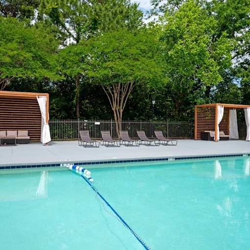 A pool with a blue rope in the middle of it.