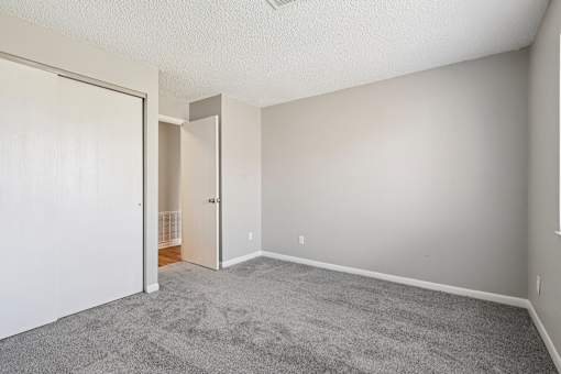 A room with a carpeted floor and white walls at Grand Valley Apartments, Ohio, 46150
