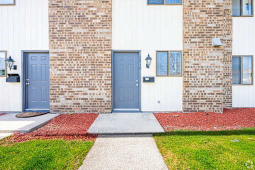 Lush Green Outdoor Spaces at Black Hawk Apartments, Fort Wayne, 46815