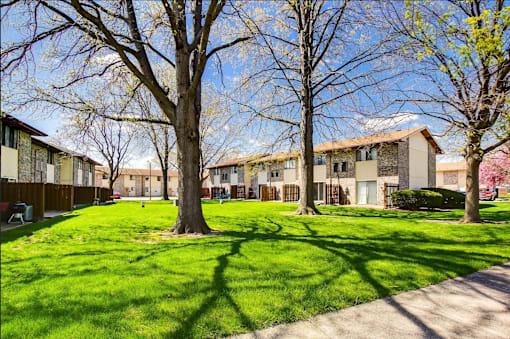 Courtyard With Mature Trees at Black Hawk Apartments, Fort Wayne, IN, Indiana