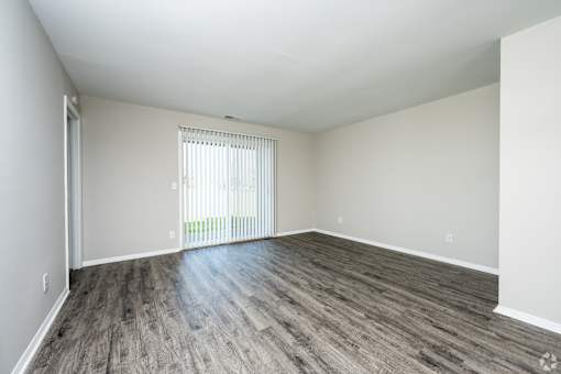Spacious room with vinyl flooring at Black Hawk Apartments, Fort Wayne, IN, Indiana