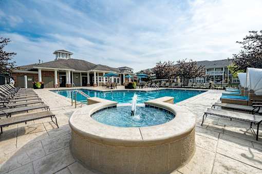 A round pool with a fountain in the middle.