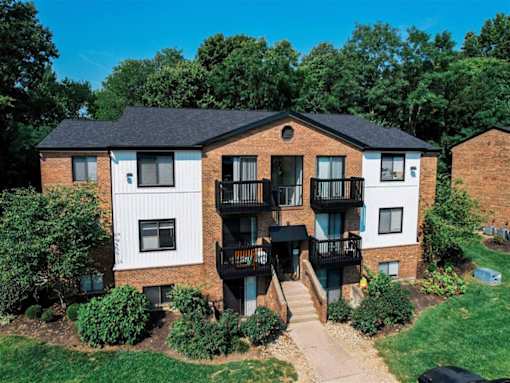 A multi-story apartment building with a balcony on the second floor at The Reserve at Grand Valley Apartments, Milford, OH, 46150