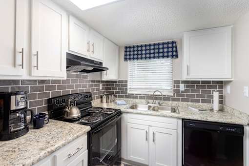 Modern Kitchen at Oaks at Victory Apartments, Georgia, 31404