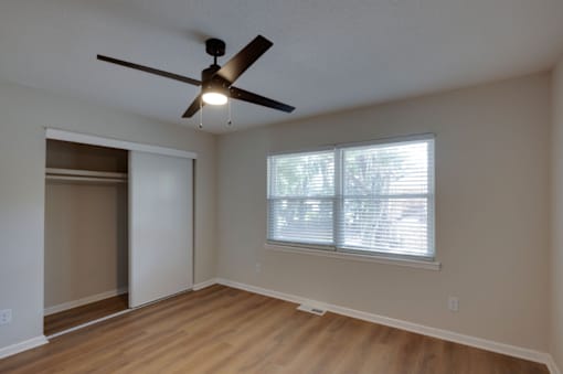 A room with a ceiling fan and a window with blinds at Savan Pointe Apartments, Georgia