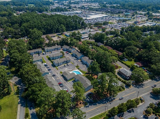 An aerial view of a residential area with a swimming pool at Savan Pointe Apartments, Savannah, Georgia