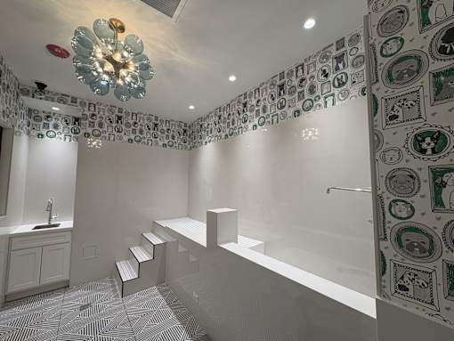 Large Bathtub at The Nest at Lincoln Park West, Chicago, IL 60614