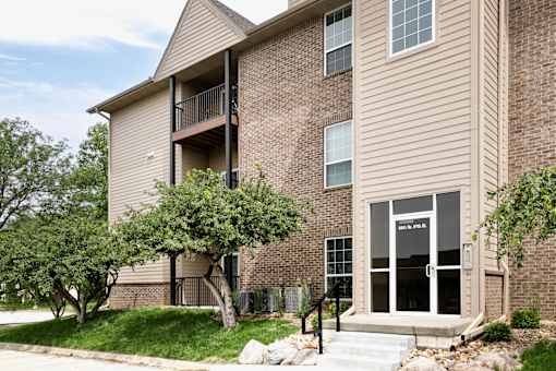 Building Entrance View at The Pointe, LaVista, Nebraska