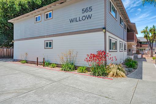 A building with the number 565 and the word Willow on it.