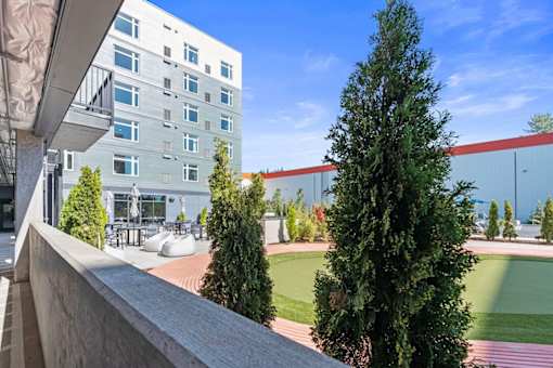 Outdoor Courtyard at Nuovo Apartments, Bellevue, Washington