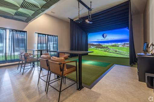 A room with a golf course displayed on the screen.