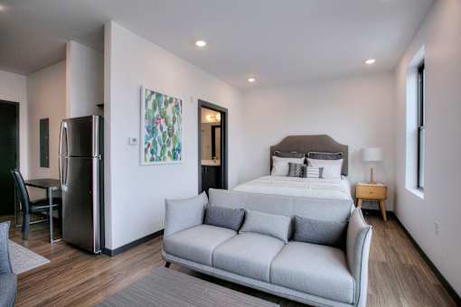 Studio apartment with bedroom and seating area at The Traveler Apartments, Nebraska, 68131