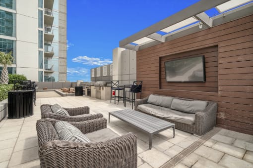 Allure Hermann Park | Outdoor Dining and Grilling Areas