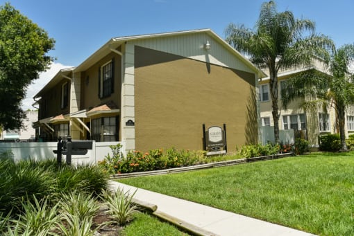 Albany Apartments | Tampa, FL