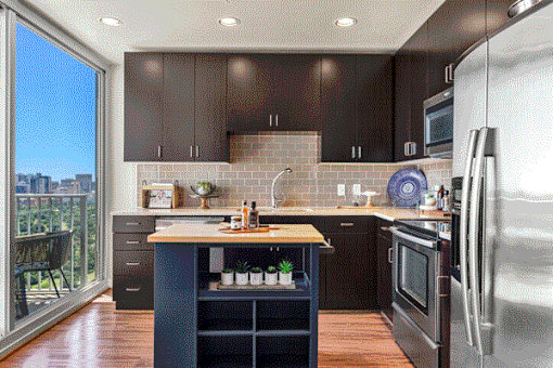 A fully equipped kitchen with high-end stainless steel appliances & modern cabinetry in Houston.