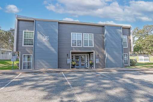 Leasing office exterior view of the entrance at Maplewood apartments in Shreveport, LA.