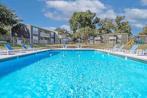 Large blue swimming pool at Maplewood apartments in Shreveport, LA.