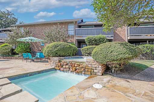 Fountain feature with 3ft pool section at The Pearl apartments in Shreveport, LA