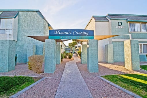 the entrance to mason crossing apartments