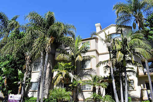 Exterior view of Regency at Sherman oaks with tropical landscaping