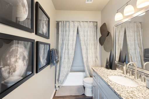 Full Bathroom at Glendale Apartment Home