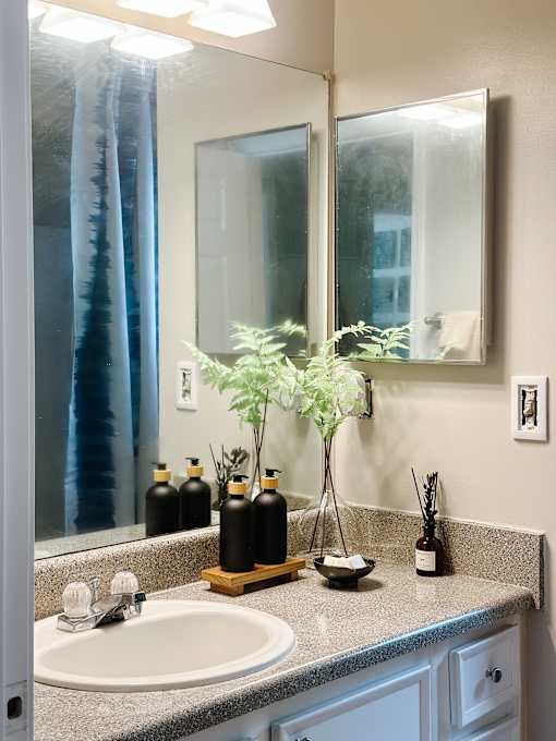 Full Bathroom at Glen Park Apts