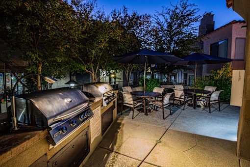 Luxury Apartments Tucson Foothills with BBQ and Picnic Area