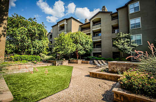 Maintained Grounds and Beautiful Landscaping at Dallas Apartments on Preston Road