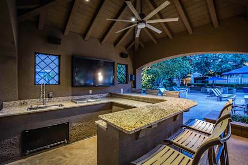 Outdoor Resident Kitchen by Pool at Dallas Apartments for Rent