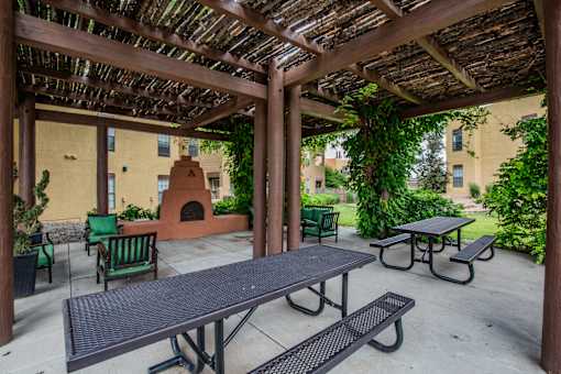 Apartments near Santa Fe community college with outdoor pergola and picnic area