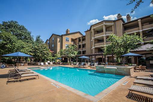 Pool Sundeck Seating at Apartments Dallas Texas