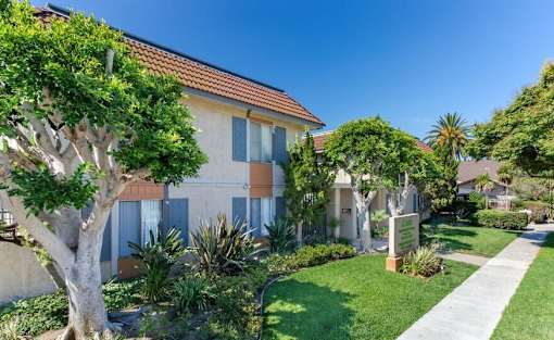 Green Space Walking Trail at Lido Apartments - 241 Avocado St, Costa Mesa, California