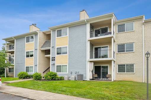 Apartment building with a blue sky in the background at Chinoe Creek Apartments, Kentucky