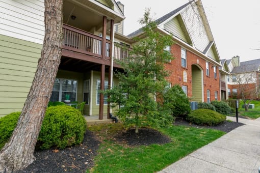 Exterior Garden At Lake Crossing Apartments, PRG Real Estate, Lexington, KY