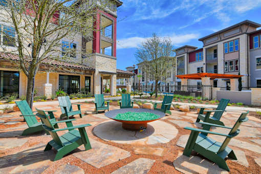 A courtyard with a fire pit and chairs at Park at Rialto Apartments, San Antonio
