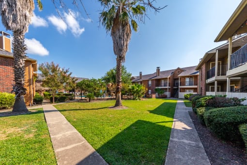 Open Courtyard at Oaks of Westlakes Apartments, Texas, 78245