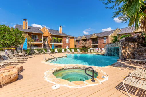Pool and Jacuzzi at Oaks of Westlakes Apartments, Texas, 78245
