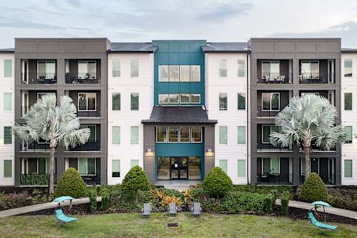 Modern apartment building with courtyard and palm trees at Avli At Crosstown Center Apartments, Florida, 33619